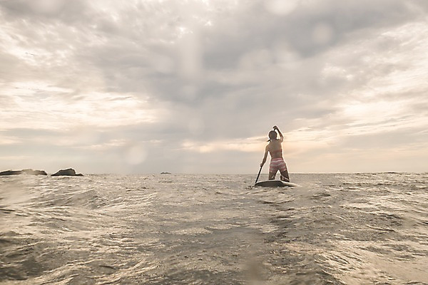 포토 JPG 주간 전신 구름 여자 파도 바다 하늘 한명 사람 20대 성인 야외 뒷모습 여름 여름휴가 바캉스 한국인 무릎꿇기 태안 성인여자한명만 패들보드 국내포토 자연요소 1 계절 뷰포인트 모션 휴가 동양인 청년 서핑 충청남도 여자한명만 성인여자만 파일형식 여름_계절
