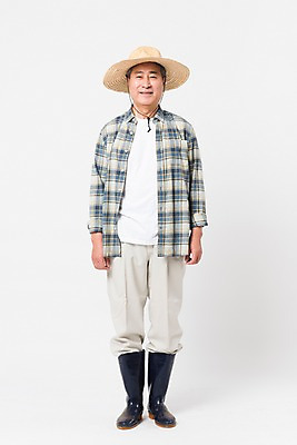 포토 JPG 스튜디오촬영 전신 할아버지 남자 실내 장화 한명 미소 사람 앞모습 농사 한국인 농부 밀짚모자 귀농 70대 차렷 노인남자한명만 소상공인 국내포토 직업 모자_잡화 1 노년 뷰포인트 포즈 신발 농업 표정 동양인 내부 경제 상인 남자한명만 노인남자만 파일형식