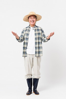 포토 JPG 스튜디오촬영 전신 할아버지 남자 실내 장화 한명 미소 사람 앞모습 손들기 농사 한국인 농부 밀짚모자 귀농 70대 노인남자한명만 소상공인 국내포토 직업 모자_잡화 1 노년 뷰포인트 신발 농업 모션 표정 동양인 내부 경제 상인 남자한명만 노인남자만 파일형식