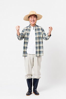 포토 JPG 스튜디오촬영 전신 할아버지 남자 실내 장화 한명 미소 사람 앞모습 농사 파이팅 주먹 한국인 농부 밀짚모자 귀농 70대 노인남자한명만 소상공인 국내포토 직업 모자_잡화 1 노년 뷰포인트 신발 농업 모션 표정 동양인 내부 경제 상인 남자한명만 노인남자만 파일형식