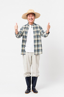 포토 JPG 스튜디오촬영 전신 할아버지 남자 실내 장화 한명 미소 사람 앞모습 농사 한국인 엄지손가락 최고 농부 밀짚모자 귀농 70대 노인남자한명만 소상공인 국내포토 직업 모자_잡화 1 노년 뷰포인트 신발 농업 손가락 표정 동양인 내부 경제 상인 남자한명만 노인남자만 파일형식