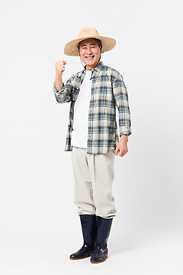 포토 JPG 스튜디오촬영 전신 할아버지 남자 실내 장화 한명 미소 사람 앞모습 농사 파이팅 주먹 한국인 농부 밀짚모자 귀농 70대 노인남자한명만 소상공인 국내포토 직업 모자_잡화 1 노년 뷰포인트 신발 농업 모션 표정 동양인 내부 경제 상인 남자한명만 노인남자만 파일형식