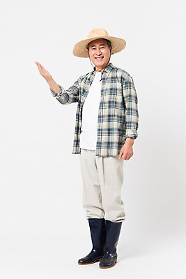 포토 JPG 스튜디오촬영 전신 할아버지 남자 안내 실내 장화 한명 미소 사람 앞모습 손들기 농사 한국인 농부 밀짚모자 귀농 70대 노인남자한명만 소상공인 국내포토 직업 모자_잡화 1 노년 뷰포인트 신발 농업 모션 표정 동양인 내부 경제 상인 남자한명만 노인남자만 파일형식