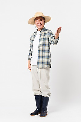 포토 JPG 스튜디오촬영 전신 할아버지 남자 안내 실내 장화 한명 미소 사람 앞모습 손들기 농사 한국인 농부 손내밀기 밀짚모자 귀농 70대 노인남자한명만 소상공인 국내포토 직업 모자_잡화 1 노년 뷰포인트 신발 농업 모션 표정 동양인 손짓 내부 경제 상인 남자한명만 노인남자만 파일형식