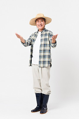 포토 JPG 스튜디오촬영 전신 할아버지 남자 팔벌리기 실내 장화 한명 미소 사람 앞모습 농사 한국인 농부 밀짚모자 귀농 70대 노인남자한명만 소상공인 국내포토 직업 모자_잡화 1 노년 뷰포인트 신발 농업 모션 표정 동양인 내부 경제 상인 남자한명만 노인남자만 파일형식