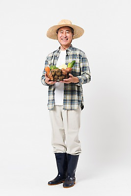 포토 JPG 스튜디오촬영 전신 할아버지 남자 채소 실내 장화 한명 미소 들기 사람 앞모습 농작물 바구니 농사 한국인 수확 농부 밀짚모자 귀농 70대 노인남자한명만 소상공인 국내포토 직업 모자_잡화 1 노년 뷰포인트 신발 농업 모션 표정 동양인 내부 경제 상인 남자한명만 노인남자만 파일형식