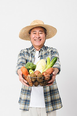 포토 JPG 스튜디오촬영 할아버지 남자 채소 실내 한명 미소 사람 상반신 앞모습 농작물 바구니 농사 한국인 농부 밀짚모자 귀농 70대 노인남자한명만 소상공인 국내포토 직업 모자_잡화 1 노년 뷰포인트 농업 표정 동양인 내부 경제 상인 남자한명만 노인남자만 파일형식