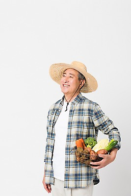 포토 JPG 스튜디오촬영 응시 할아버지 남자 채소 실내 한명 미소 들기 사람 상반신 옆모습 농작물 바구니 농사 한국인 수확 농부 밀짚모자 귀농 70대 노인남자한명만 소상공인 국내포토 직업 모자_잡화 1 시선 노년 뷰포인트 농업 모션 표정 동양인 내부 경제 상인 남자한명만 노인남자만 파일형식