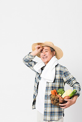 포토 JPG 스튜디오촬영 할아버지 남자 채소 실내 한명 미소 사람 상반신 옆모습 농작물 수건 손들기 바구니 농사 한국인 수확 농부 밀짚모자 땀 귀농 70대 닦기 노인남자한명만 소상공인 국내포토 직업 모자_잡화 1 노년 뷰포인트 농업 모션 표정 동양인 내부 경제 위생용품 상인 남자한명만 노인남자만 파일형식