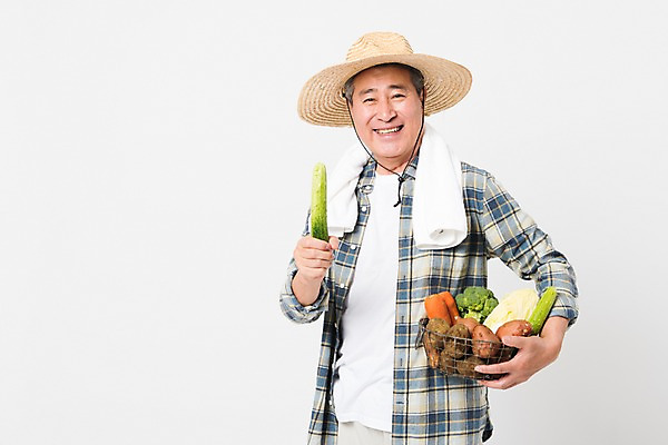 포토 JPG 스튜디오촬영 할아버지 남자 채소 오이 실내 한명 미소 사람 상반신 앞모습 수건 바구니 농사 한국인 수확 농부 밀짚모자 귀농 70대 노인남자한명만 소상공인 국내포토 직업 모자_잡화 1 노년 뷰포인트 농업 표정 동양인 내부 경제 위생용품 상인 남자한명만 노인남자만 파일형식