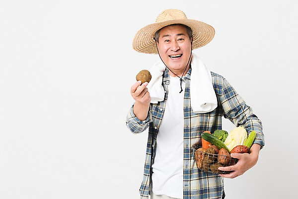 포토 JPG 스튜디오촬영 할아버지 남자 채소 감자 실내 한명 미소 들기 사람 상반신 앞모습 수건 바구니 농사 한국인 수확 농부 밀짚모자 귀농 70대 노인남자한명만 소상공인 국내포토 직업 모자_잡화 1 노년 뷰포인트 농업 모션 표정 동양인 내부 경제 위생용품 상인 남자한명만 노인남자만 파일형식