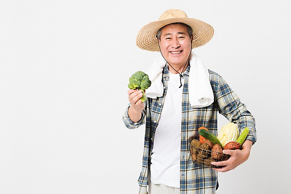 포토 JPG 스튜디오촬영 할아버지 남자 채소 실내 한명 미소 사람 상반신 앞모습 바구니 농사 한국인 수확 농부 브로콜리 밀짚모자 귀농 70대 노인남자한명만 소상공인 국내포토 직업 모자_잡화 1 노년 뷰포인트 농업 표정 동양인 내부 경제 상인 남자한명만 노인남자만 파일형식