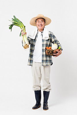 포토 JPG 스튜디오촬영 전신 할아버지 남자 채소 실내 장화 한명 미소 사람 앞모습 수건 바구니 농사 한국인 수확 농부 밀짚모자 귀농 70대 대파 노인남자한명만 소상공인 국내포토 직업 모자_잡화 1 노년 뷰포인트 신발 농업 표정 동양인 내부 경제 위생용품 상인 파 남자한명만 노인남자만 파일형식