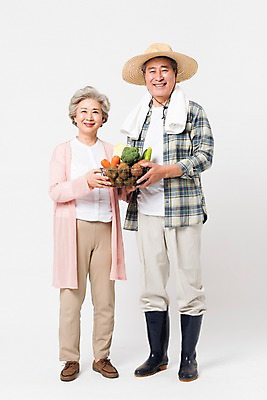 포토 JPG 스튜디오촬영 전신 여자 할아버지 남자 할머니 채소 실내 장화 서기 미소 들기 사람 두명 앞모습 수건 바구니 농사 노부부 한국인 수확 60대 농부 밀짚모자 귀농 70대 노인만 소상공인 국내포토 직업 모자_잡화 부부 노년 뷰포인트 신발 농업 모션 표정 동양인 내부 경제 위생용품 상인 성인만 파일형식