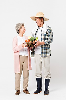 포토 JPG 스튜디오촬영 전신 여자 할아버지 남자 할머니 채소 실내 장화 서기 미소 들기 사람 두명 앞모습 수건 바구니 마주보기 농사 노부부 한국인 수확 60대 농부 밀짚모자 귀농 70대 노인만 소상공인 국내포토 직업 모자_잡화 부부 노년 뷰포인트 신발 농업 모션 표정 동양인 내부 경제 위생용품 상인 성인만 파일형식