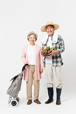 포토 JPG 스튜디오촬영 전신 여자 할아버지 남자 할머니 채소 실내 장화 서기 미소 사람 두명 앞모습 수건 바구니 농사 노부부 한국인 60대 농부 장바구니 밀짚모자 귀농 70대 노인만 소상공인 국내포토 직업 모자_잡화 부부 노년 뷰포인트 신발 농업 모션 표정 동양인 내부 경제 쇼핑 위생용품 상인 성인만 파일형식