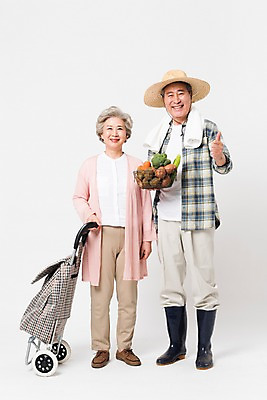 포토 JPG 스튜디오촬영 전신 여자 할아버지 남자 할머니 채소 실내 장화 서기 미소 사람 두명 앞모습 바구니 농사 노부부 한국인 최고 60대 농부 장바구니 밀짚모자 귀농 70대 노인만 소상공인 국내포토 직업 모자_잡화 부부 노년 뷰포인트 신발 농업 모션 표정 동양인 내부 경제 쇼핑 상인 성인만 파일형식