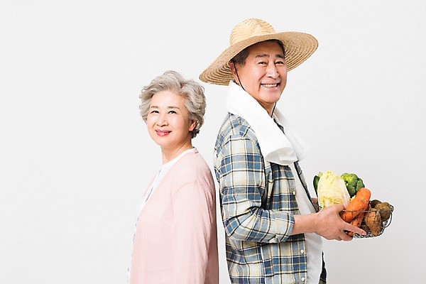 포토 JPG 스튜디오촬영 여자 할아버지 남자 할머니 채소 실내 서기 미소 사람 상반신 두명 옆모습 농작물 수건 바구니 농사 노부부 등맞대기 60대 농부 밀짚모자 귀농 70대 노인만 국내포토 직업 모자_잡화 부부 노년 뷰포인트 농업 모션 표정 내부 위생용품 성인만 파일형식