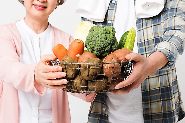 포토 JPG 스튜디오촬영 여자 할아버지 남자 할머니 채소 실내 서기 미소 사람 상반신 두명 앞모습 농작물 바구니 농사 노부부 한국인 60대 농부 귀농 70대 노인만 소상공인 국내포토 직업 부부 노년 뷰포인트 농업 모션 표정 동양인 내부 경제 상인 성인만 파일형식