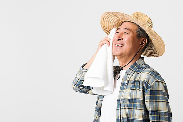 포토 JPG 스튜디오촬영 응시 할아버지 남자 실내 한명 미소 사람 상반신 옆모습 수건 농사 한국인 농부 밀짚모자 땀 귀농 70대 닦기 노인남자한명만 소상공인 국내포토 직업 모자_잡화 1 시선 노년 뷰포인트 농업 모션 표정 동양인 내부 경제 위생용품 상인 남자한명만 노인남자만 파일형식