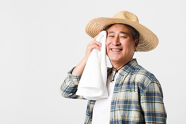 포토 JPG 스튜디오촬영 할아버지 남자 실내 한명 미소 사람 상반신 옆모습 수건 농사 한국인 농부 밀짚모자 땀 귀농 70대 닦기 노인남자한명만 소상공인 국내포토 직업 모자_잡화 1 노년 뷰포인트 농업 모션 표정 동양인 내부 경제 위생용품 상인 남자한명만 노인남자만 파일형식