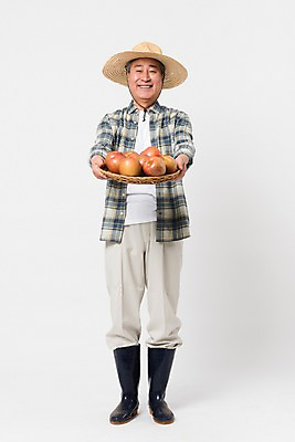 포토 JPG 스튜디오촬영 전신 할아버지 남자 실내 장화 한명 미소 사람 앞모습 바구니 농사 여러개 한국인 사과 농부 손내밀기 밀짚모자 귀농 70대 노인남자한명만 소상공인 국내포토 직업 모자_잡화 1 노년 뷰포인트 다수 신발 농업 과일 표정 동양인 손짓 내부 경제 상인 남자한명만 노인남자만 파일형식