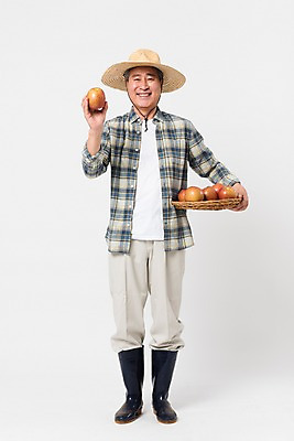 포토 JPG 스튜디오촬영 전신 할아버지 남자 실내 장화 한명 미소 들기 사람 앞모습 바구니 농사 여러개 한국인 사과 농부 밀짚모자 귀농 70대 노인남자한명만 소상공인 국내포토 직업 모자_잡화 1 노년 뷰포인트 다수 신발 농업 과일 모션 표정 동양인 내부 경제 상인 남자한명만 노인남자만 파일형식
