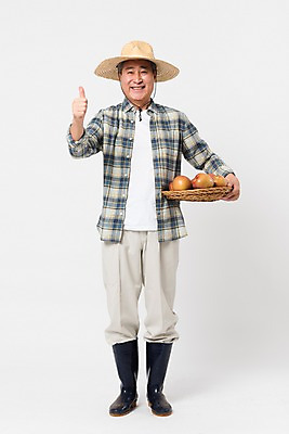포토 JPG 스튜디오촬영 전신 할아버지 남자 실내 장화 한명 미소 사람 앞모습 바구니 농사 여러개 한국인 최고 사과 농부 밀짚모자 귀농 70대 노인남자한명만 소상공인 국내포토 직업 모자_잡화 1 노년 뷰포인트 다수 신발 농업 과일 표정 동양인 내부 경제 상인 남자한명만 노인남자만 파일형식