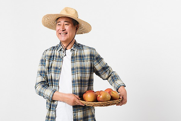 포토 JPG 스튜디오촬영 할아버지 남자 실내 한명 미소 사람 상반신 앞모습 바구니 농사 여러개 한국인 사과 농부 밀짚모자 귀농 70대 노인남자한명만 소상공인 국내포토 직업 모자_잡화 1 노년 뷰포인트 다수 농업 과일 표정 동양인 내부 경제 상인 남자한명만 노인남자만 파일형식