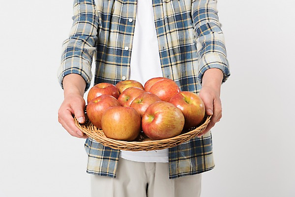 포토 JPG 스튜디오촬영 할아버지 남자 실내 한명 사람 근접촬영 상반신 앞모습 바구니 농사 여러개 한국인 사과 농부 귀농 70대 노인남자한명만 소상공인 국내포토 직업 1 노년 뷰포인트 다수 농업 과일 동양인 내부 경제 상인 남자한명만 노인남자만 파일형식