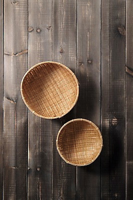 포토 JPG 스튜디오촬영 그릇 실내 사람없음 소쿠리 두개 나무배경 국내포토 식기 백그라운드 2 내부 바구니 파일형식