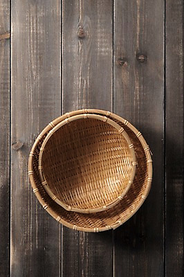 포토 JPG 스튜디오촬영 그릇 실내 사람없음 소쿠리 두개 겹침 나무배경 국내포토 식기 백그라운드 2 내부 바구니 파일형식