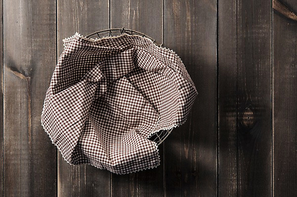 포토 JPG 스튜디오촬영 그릇 실내 사람없음 식탁보 철제바구니 나무배경 국내포토 식기 백그라운드 내부 바구니 파일형식