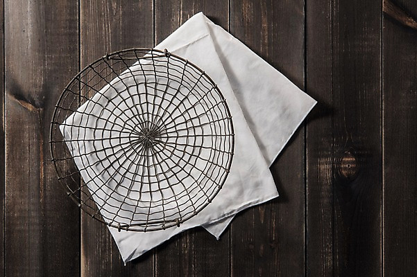 포토 JPG 스튜디오촬영 그릇 실내 사람없음 식탁보 철제바구니 나무배경 국내포토 식기 백그라운드 내부 바구니 파일형식