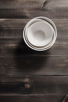 포토 JPG 스튜디오촬영 그릇 실내 사람없음 여러개 도자기 겹침 나무배경 국내포토 식기 다수 백그라운드 내부 파일형식