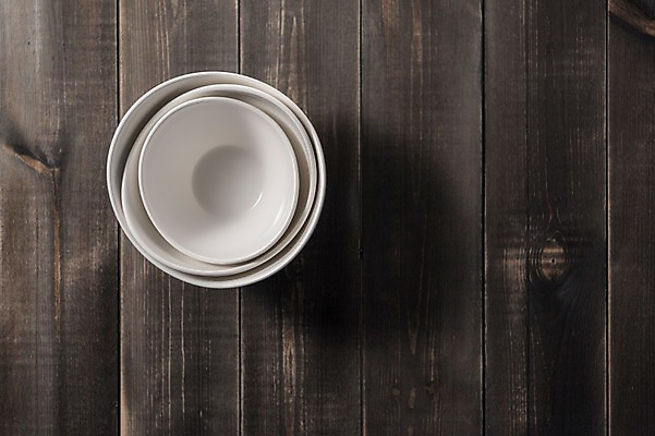 포토 JPG 스튜디오촬영 그릇 실내 사람없음 여러개 도자기 겹침 나무배경 국내포토 식기 다수 백그라운드 내부 파일형식