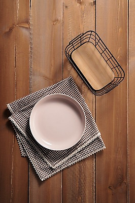 포토 JPG 스튜디오촬영 그릇 접시 실내 사람없음 식탁보 도자기 철제바구니 나무배경 국내포토 식기 백그라운드 내부 바구니 파일형식