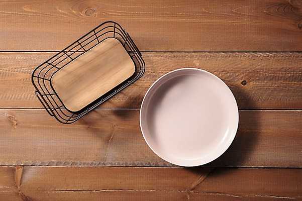 포토 JPG 스튜디오촬영 그릇 접시 실내 사람없음 도자기 철제바구니 나무배경 국내포토 식기 백그라운드 내부 바구니 파일형식