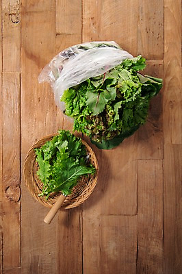 포토 JPG 스튜디오촬영 잎 채소 식재료 실내 사람없음 농작물 소쿠리 여러개 신선 상추 식칼 비트 상추쌈 쌈채소 나무배경 국내포토 식물 다수 백그라운드 농업 주방용품 내부 바구니 쌈 파일형식