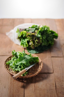 포토 JPG 스튜디오촬영 잎 채소 식재료 실내 사람없음 농작물 소쿠리 여러개 신선 상추 식칼 비트 상추쌈 쌈채소 나무배경 국내포토 식물 다수 백그라운드 농업 주방용품 내부 바구니 쌈 파일형식