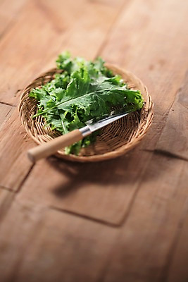 포토 JPG 스튜디오촬영 잎 채소 식재료 실내 사람없음 농작물 소쿠리 여러개 신선 식칼 쌈채소 청겨자 나무배경 국내포토 식물 다수 백그라운드 농업 주방용품 내부 바구니 파일형식