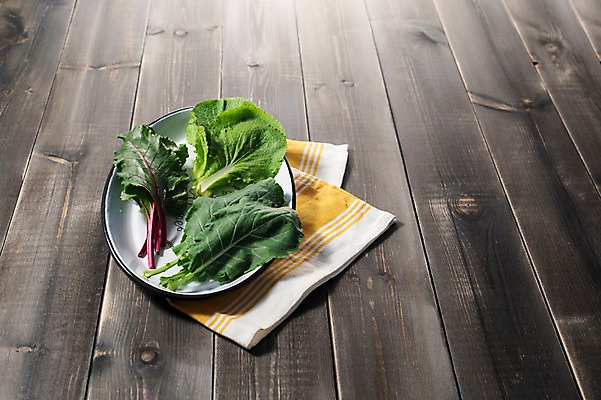 포토 JPG 스튜디오촬영 그릇 잎 채소 식재료 실내 사람없음 농작물 여러개 신선 비트 쌈채소 케일 쌈배추 나무배경 국내포토 식물 식기 다수 백그라운드 농업 내부 배추 파일형식