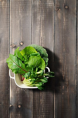 포토 JPG 스튜디오촬영 그릇 잎 채소 식재료 실내 사람없음 농작물 여러개 신선 다채 비트 쌈채소 나무배경 국내포토 식물 식기 다수 백그라운드 농업 내부 파일형식