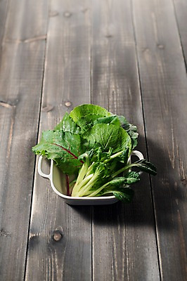 포토 JPG 스튜디오촬영 그릇 잎 채소 식재료 실내 사람없음 농작물 여러개 신선 상추 다채 비트 상추쌈 쌈채소 나무배경 국내포토 식물 식기 다수 백그라운드 농업 내부 쌈 파일형식