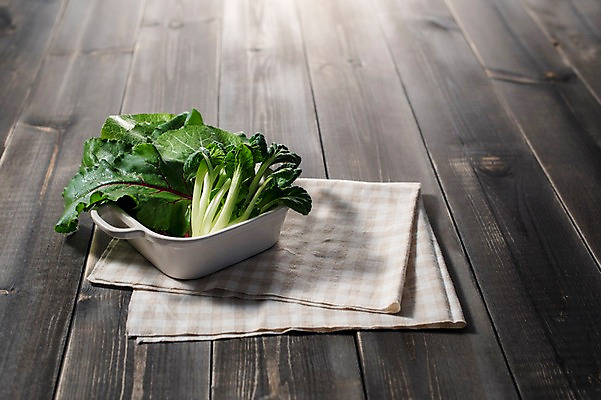 포토 JPG 스튜디오촬영 그릇 잎 채소 식재료 실내 사람없음 농작물 여러개 신선 상추 다채 비트 상추쌈 쌈채소 나무배경 국내포토 식물 식기 다수 백그라운드 농업 내부 쌈 파일형식