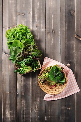 포토 JPG 스튜디오촬영 잎 채소 식재료 실내 사람없음 농작물 소쿠리 여러개 다양 신선 상추 다채 비트 상추쌈 쌈채소 나무배경 국내포토 식물 다수 백그라운드 농업 내부 바구니 쌈 파일형식