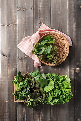 포토 JPG 스튜디오촬영 잎 채소 식재료 실내 사람없음 농작물 소쿠리 여러개 다양 신선 상추 상추쌈 쌈채소 나무배경 국내포토 식물 다수 백그라운드 농업 내부 바구니 쌈 파일형식