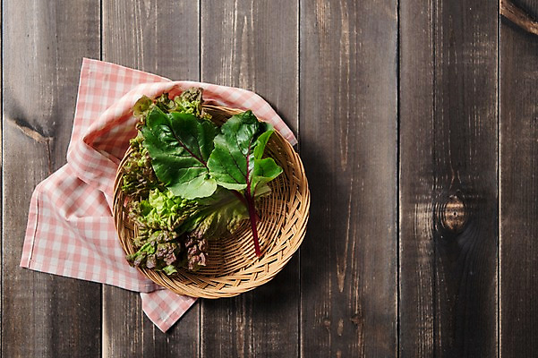 포토 JPG 스튜디오촬영 잎 채소 식재료 실내 사람없음 농작물 소쿠리 여러개 다양 신선 상추 상추쌈 쌈채소 나무배경 국내포토 식물 다수 백그라운드 농업 내부 바구니 쌈 파일형식