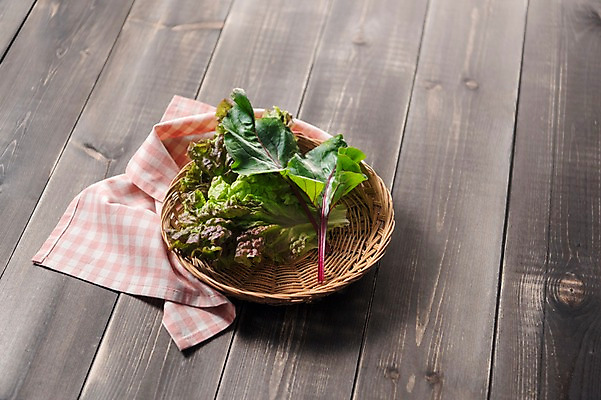 포토 JPG 스튜디오촬영 잎 채소 식재료 실내 사람없음 농작물 소쿠리 여러개 다양 신선 상추 비트 상추쌈 쌈채소 나무배경 국내포토 식물 다수 백그라운드 농업 내부 바구니 쌈 파일형식