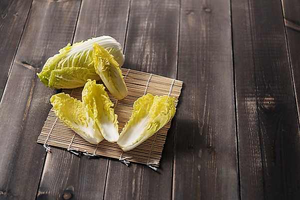 포토 JPG 스튜디오촬영 잎 채소 식재료 실내 사람없음 농작물 여러개 신선 배추 쌈채소 쌈배추 나무배경 국내포토 식물 다수 백그라운드 농업 내부 파일형식